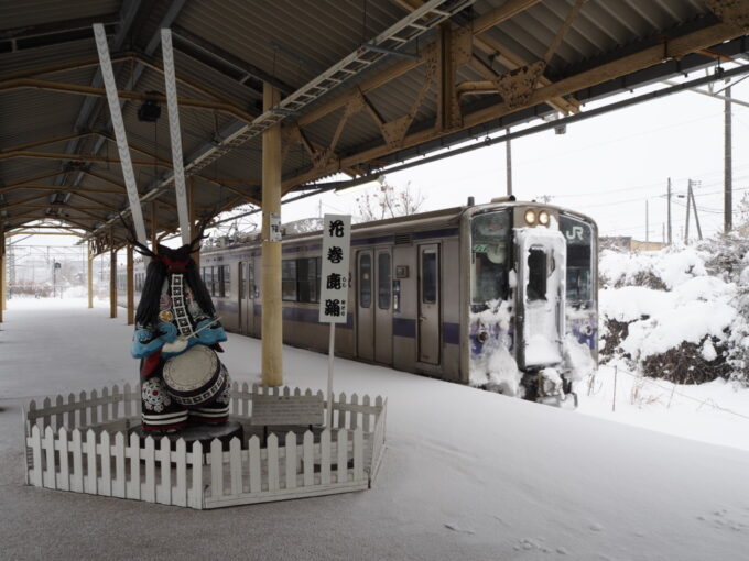 2月上旬厳冬期の花巻駅に入線する701系東北本線盛岡行き普通列車