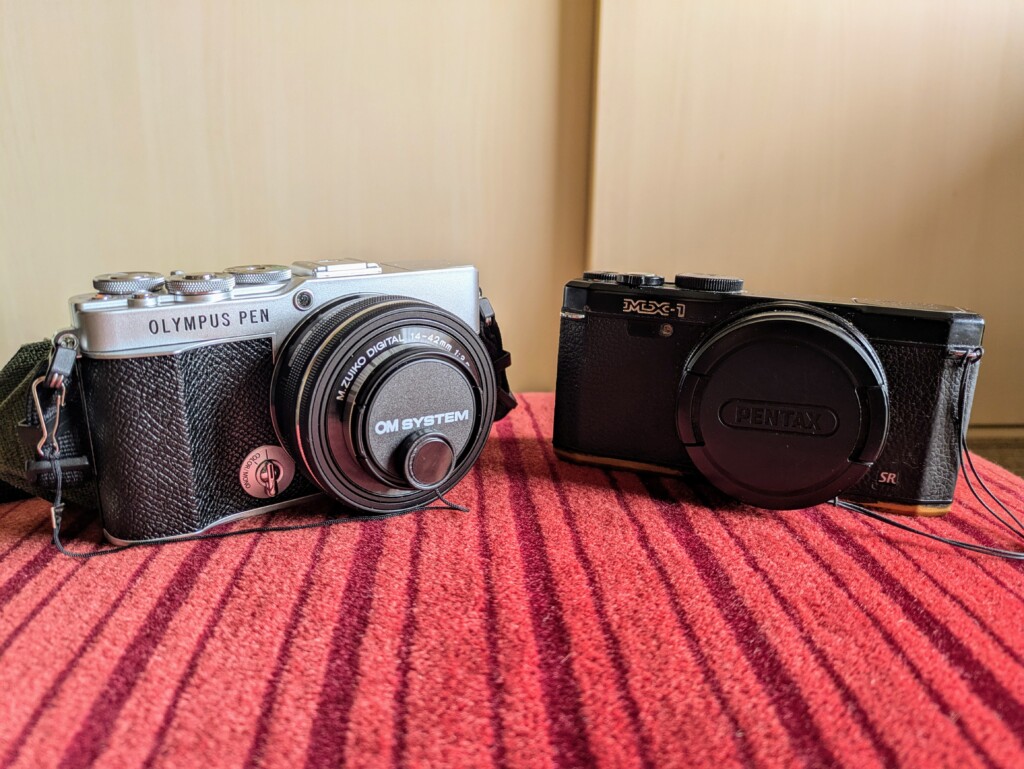 10年使用し満身創痍のPENTAXMX-1とこれからの旅を共に歩んでゆくOLYMPUSPENE-P7の引継ぎ