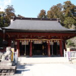 3月下旬うららかな曽良の下佇む志波彦神社の極彩色の拝殿