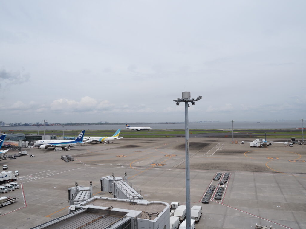 5月中旬曇天の羽田空港第2ターミナル展望デッキから望む久々のジャンボジェット