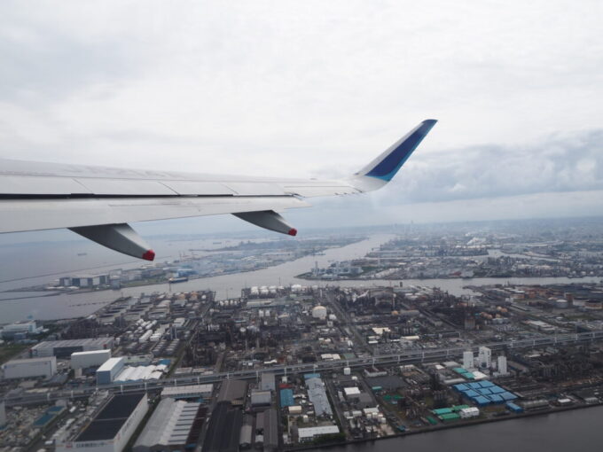 5月中旬ANA高松空港行きA320型機は身軽に上昇し器用な身のこなしで工業地帯を見下ろし旋回
