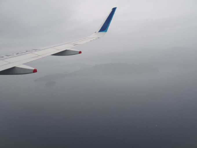 5月中旬ANA高松空港行きA320型機は厚い雲の中降下をはじめ機窓にはうっすらと小豆島の島影が