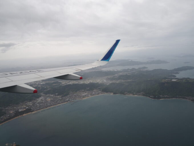 5月中旬ANA高松空港行きANA高松空港行き機窓に広がる四国本島香川県