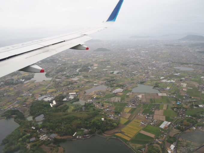5月中旬ANA高松空港行きA320型機から見下ろす香川県らしいため池の点在する風景