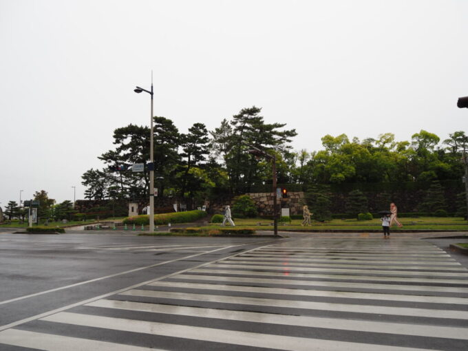 5月中旬雨の高松玉藻公園高松城跡に残る石垣