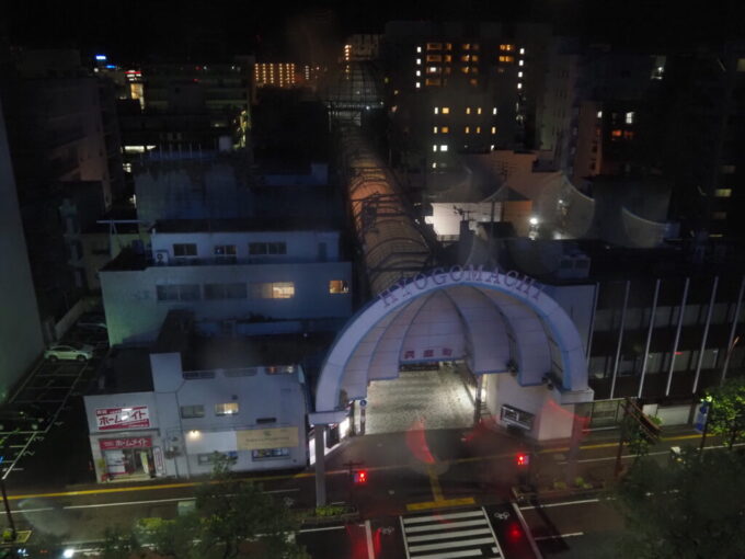5月中旬の高松東横イン高松兵庫町客室から望む夜の兵庫町アーケード
