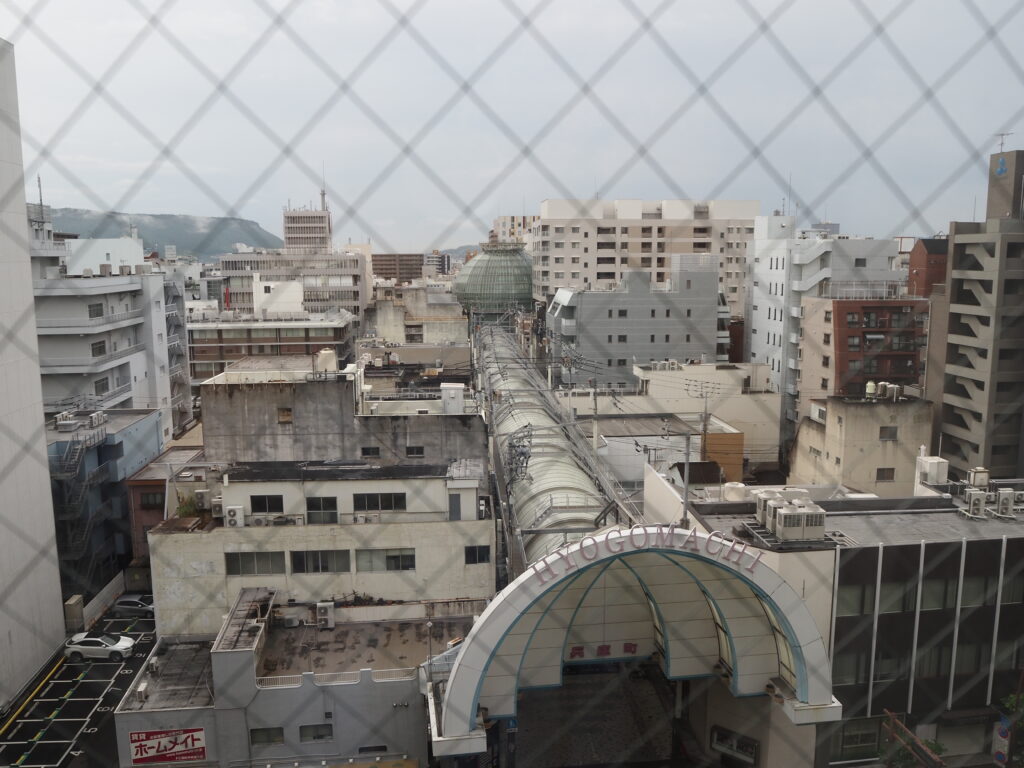 5月中旬の高松東横イン高松兵庫町客室から眺める兵庫町商店街アーケード