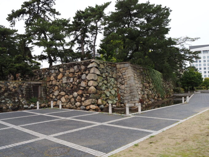 5月中旬の高松玉藻降雨園高松城跡の独特な表情をもつ石垣