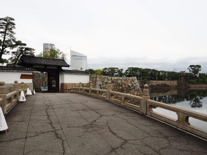 5月中旬の高松城跡玉藻公園旭橋と東門大手門