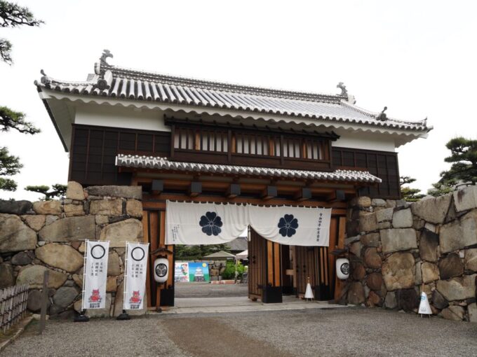 5月中旬の高松城跡玉藻公園3年前に復元された桜御門