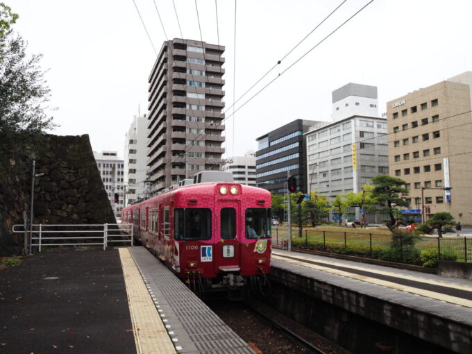 5月中旬の高松ことでん高松築港駅に入線する元京王5000系1100形ヤドンの電車うどん県×ヤドン号