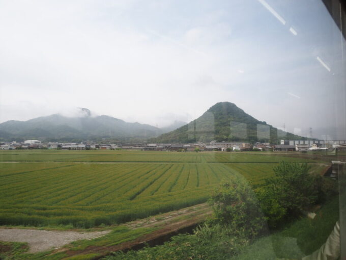 5月中旬の香川ことでん琴平線車窓から眺める香川らしい山容のおむすび山