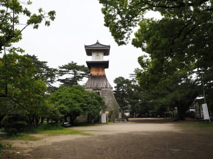 5月中旬の瀬戸内こんぴらさん琴電琴平駅隣に現存する160年以上前に建てられた日本一高い灯籠である高燈籠