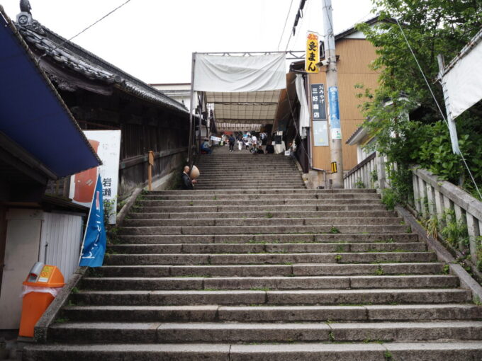 5月中旬の瀬戸内こんぴらさんへと続く急勾配の石段