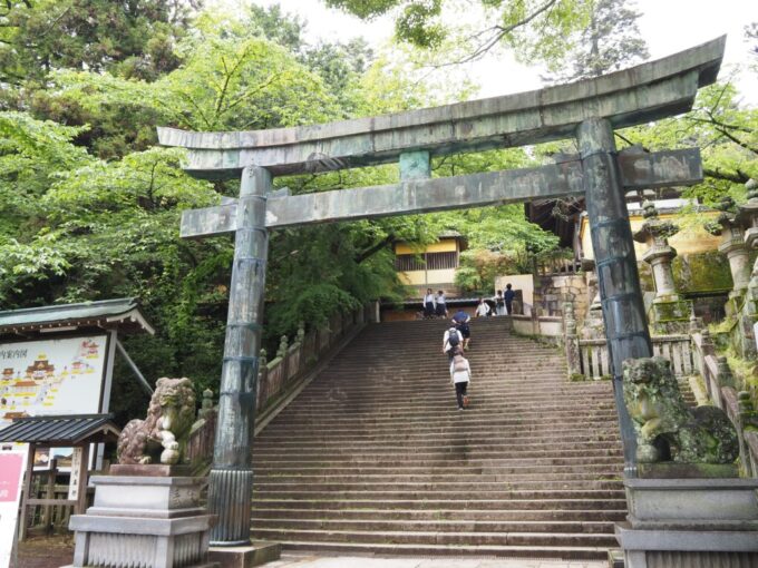 5月中旬の瀬戸内こんぴらさん桜馬場に建つ銅鳥居