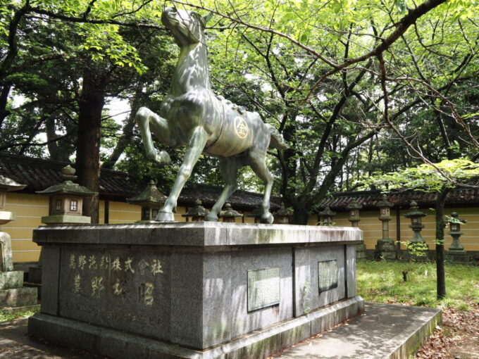 5月中旬の瀬戸内こんぴらさんまる金マークの輝く馬の銅像