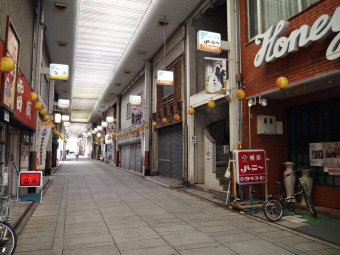 5月中旬の瀬戸内こんぴらさん昭和レトロな新町商店街アーケード