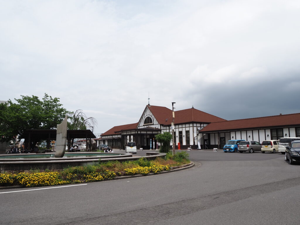 5月中旬の瀬戸内こんぴらさん90年近く現役を続ける昭和生まれの土讃線琴平駅舎