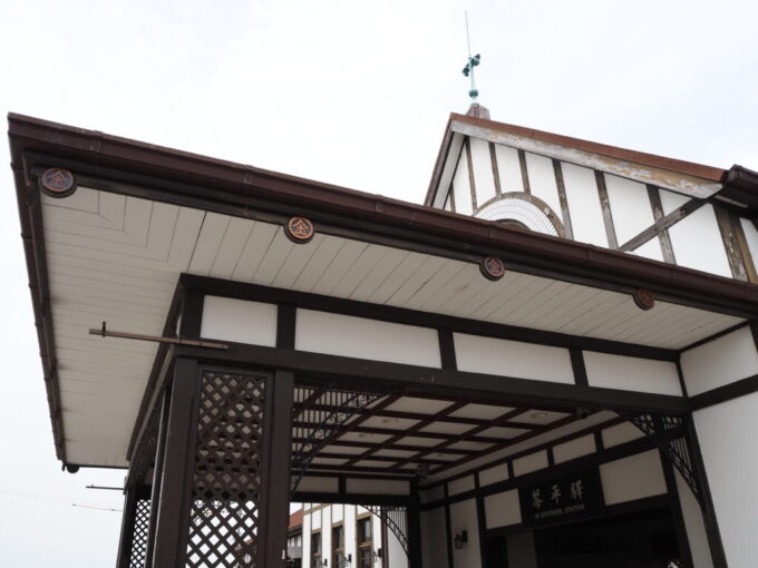 5月中旬の瀬戸内こんぴらさん90年近く現役を続ける昭和生まれの土讃線琴平駅舎軒に光るまる金マーク