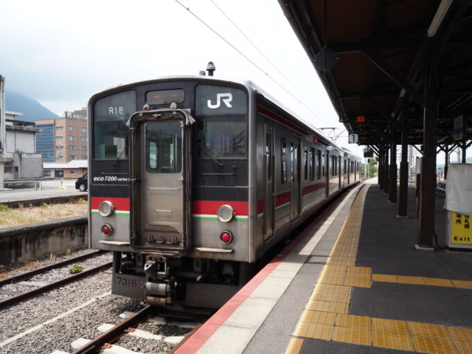 5月中旬の瀬戸内こんぴらさん琴平駅に停車中のJR四国7200系高松行き普通列車