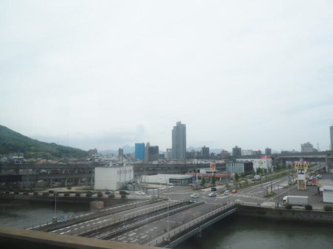 5月中旬の瀬戸内快速マリンライナーは予讃線から分かれ本四備讃線へと入りいざ本州を目指す
