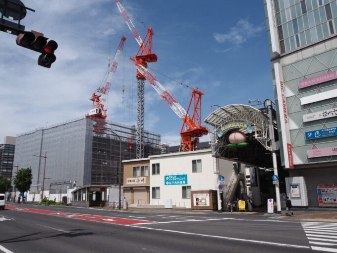 5月中旬の瀬戸内岡山駅前商店街アーケードに揺れる巨大な桃