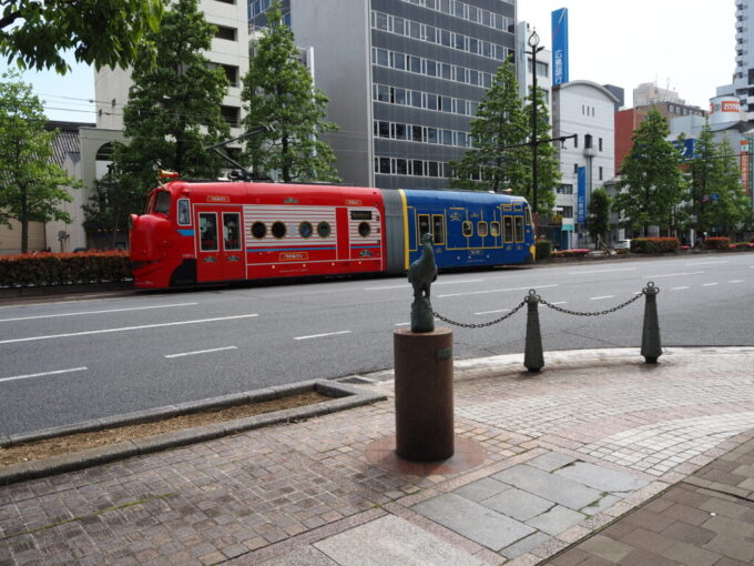 5月中旬の瀬戸内岡山大通りを賑やかに走ってゆくおかでんチャギントン電車
