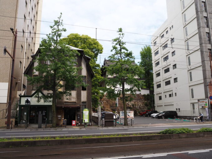 5月中旬の瀬戸内岡山大正12年築の岡山禁酒会館と岡山城西手櫓