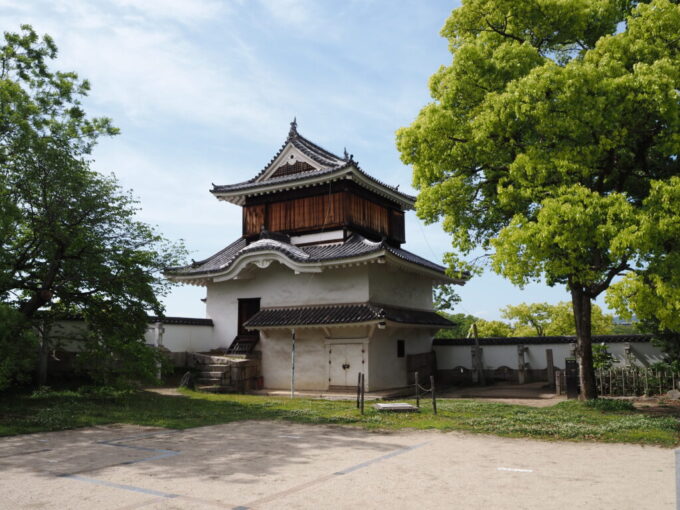 5月中旬の瀬戸内岡山城現存する月見櫓