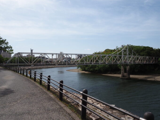 5月中旬の瀬戸内岡山城旭川に架かる優美なカンチレバー橋月見橋