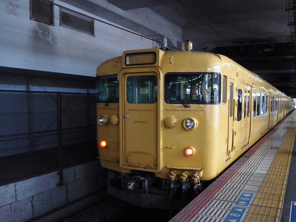 5月中旬の瀬戸内岡山駅に入線する山陽本線113系糸崎行き普通列車懐かしい国鉄型電車
