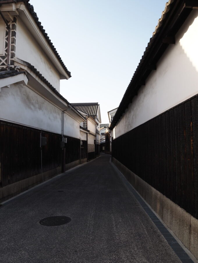 5月中旬の瀬戸内倉敷美観地区を縦横に走る情緒あふれる細い路地