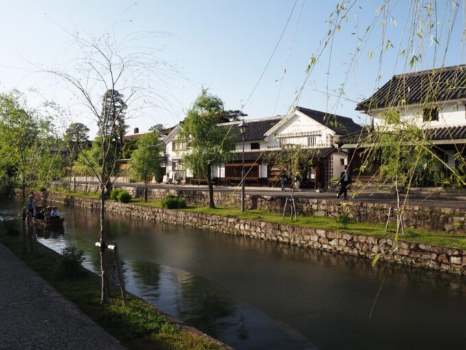 5月中旬の瀬戸内倉敷美観地区倉敷川沿いに連なる古き良き建築と穏やかな水面を行く川船