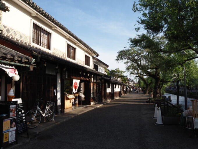 5月中旬の瀬戸内倉敷美観地区往時の情緒を色濃く残す倉敷川沿いの道