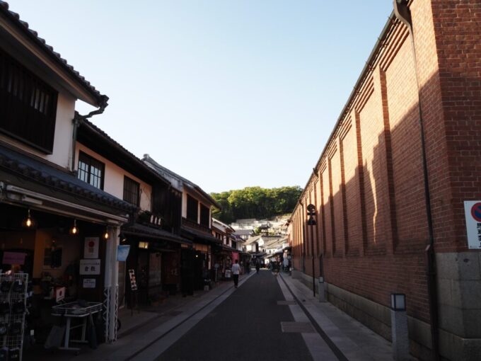5月中旬の瀬戸内倉敷美観地区純和風の町家と倉敷紡績工場跡のレンガ塀が対峙する印象的な通り