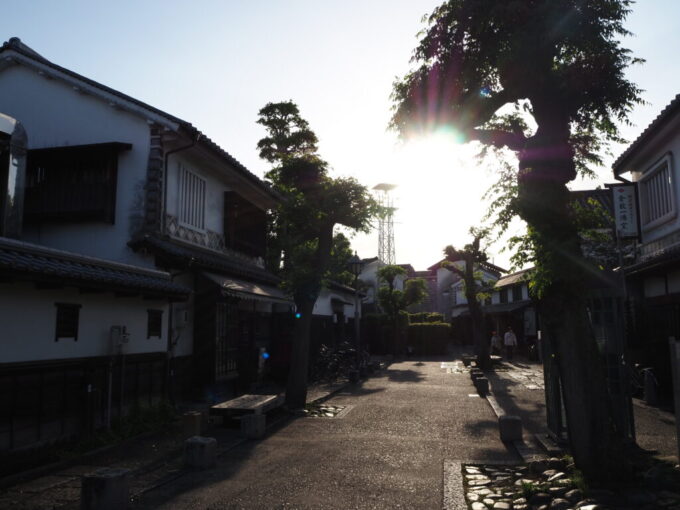 5月中旬の瀬戸内倉敷美観地区西日に輝く夕刻の街並み
