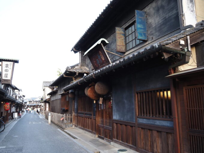 5月中旬の瀬戸内倉敷美観地区唯一の酒蔵森田酒造萬年雪白壁の続くなかで印象的な黒壁の建物