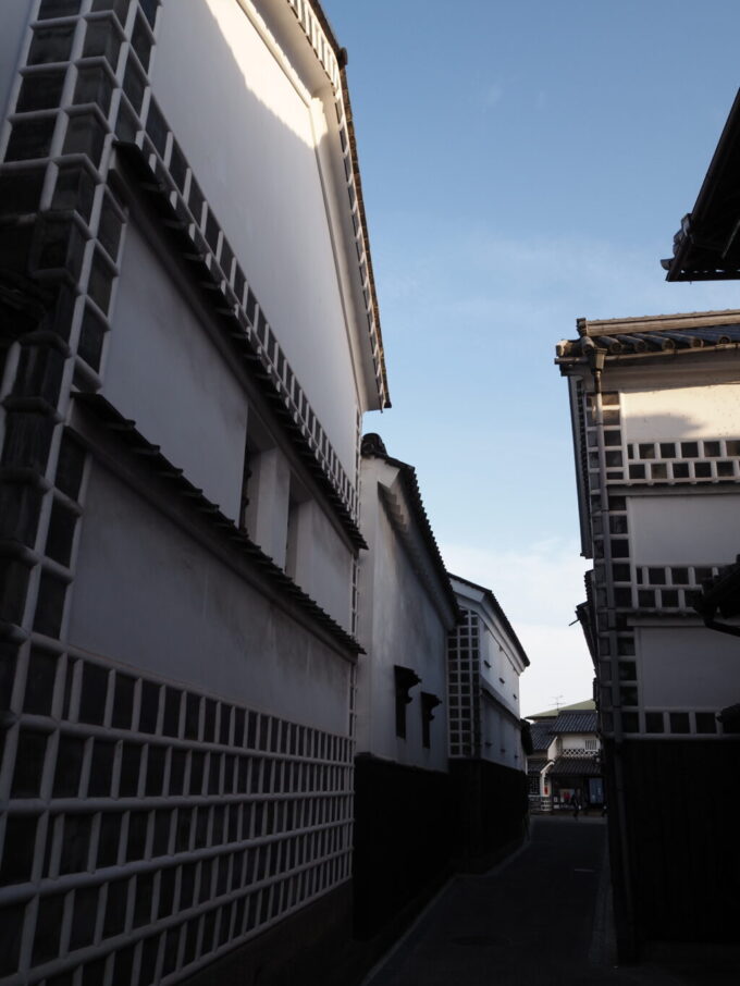 5月中旬の瀬戸内倉敷美観地区白漆喰になまこ壁の土蔵造りが両側に迫る圧巻の光景