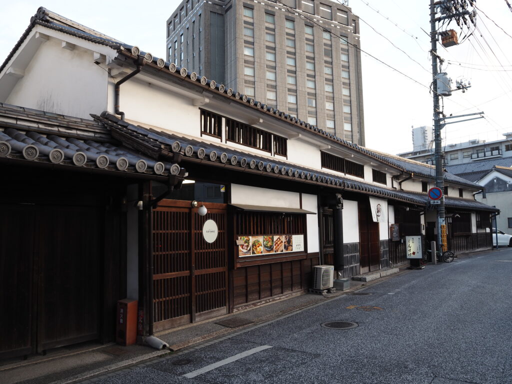 5月中旬の瀬戸内倉敷美観地区近くに位置する国指定重要文化財大橋家住宅長屋門を快走した居酒屋鬼の厨しんすけ