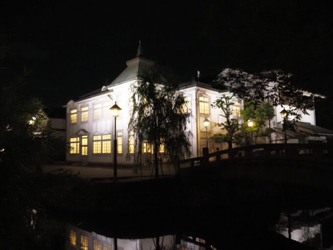 5月中旬の瀬戸内22時までライトアップされる夜の倉敷美観地区