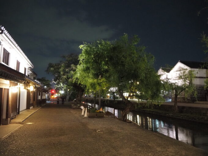5月中旬の瀬戸内鏡のように灯りを映す川面が美しい夜の倉敷美観地区