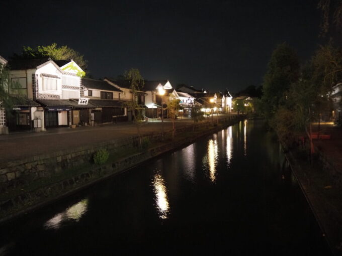 5月中旬の瀬戸内倉敷川に街の灯りが映る風情豊かな夜の倉敷美観地区