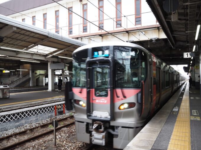 5月中旬の瀬戸内倉敷駅に入線する227系電車Urara糸崎行き普通列車