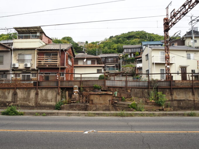 5月中旬の瀬戸内17年ぶりの尾道線路脇に残された井戸と手押しポンプ、お地蔵さん