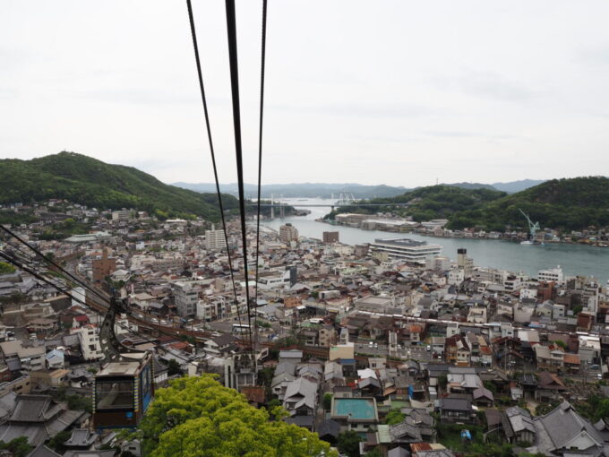 5月中旬の瀬戸内17年ぶりの尾道千光寺山ロープウェイは上昇をはじめ、みるみる小さくなる尾道の街と川のように狭い尾道水道のパノラマが