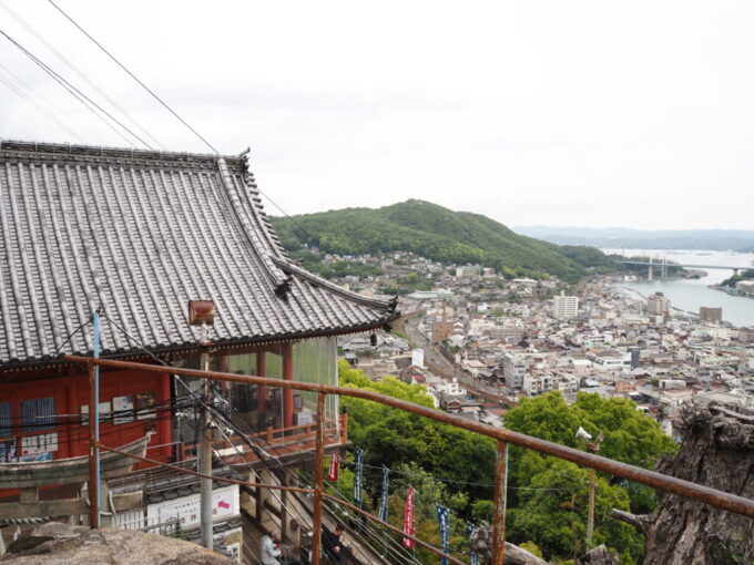 5月中旬の瀬戸内17年ぶりの尾道千光寺朱塗りの本堂でお参りを
