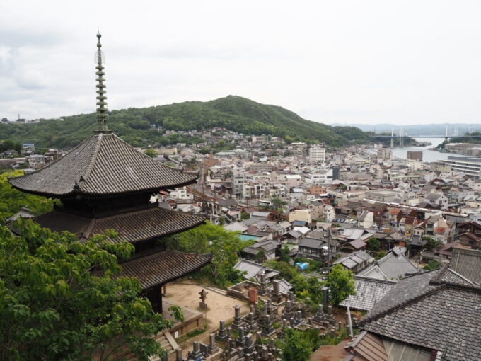 5月中旬の瀬戸内17年ぶりの尾道千光寺へのお参りを終え坂の街を下ってゆくと現れる天寧寺三重塔