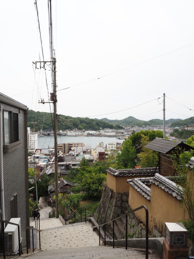 5月中旬の瀬戸内17年ぶりの尾道千光寺山坂の街を象徴するような尾道水道を見下ろす情景