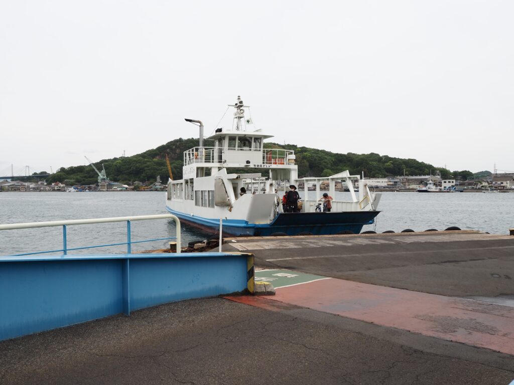 5月中旬の瀬戸内17年ぶりの尾道土堂渡し場に接岸する尾道渡船兼吉渡しのフェリー