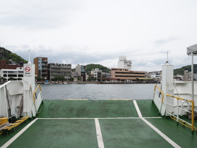 5月中旬の瀬戸内17年ぶりの尾道尾道渡船兼吉渡しの小さなフェリーはあっという間に離岸し本州に別れを告げる